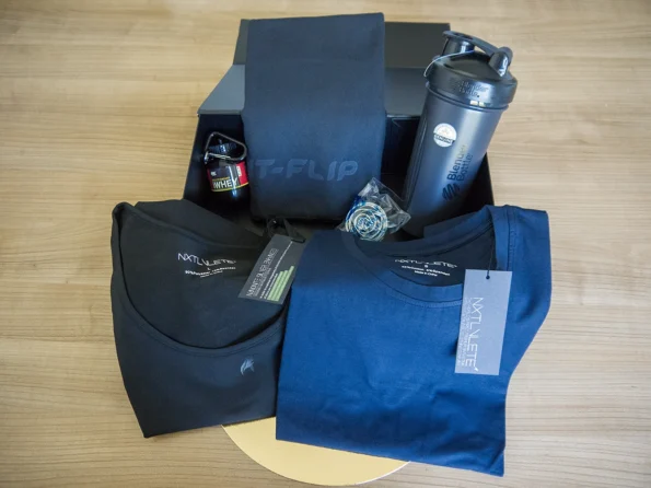 FITmas Box in size L includes: Shirt, Tank Top, BlenderBottle Classic, Fit-Flip sports towel, protein powder storage container